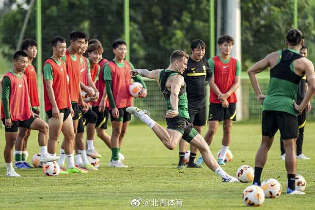 胡思乱想间，两篮子衣服都晾起来了，可是他却还没有过来找她。